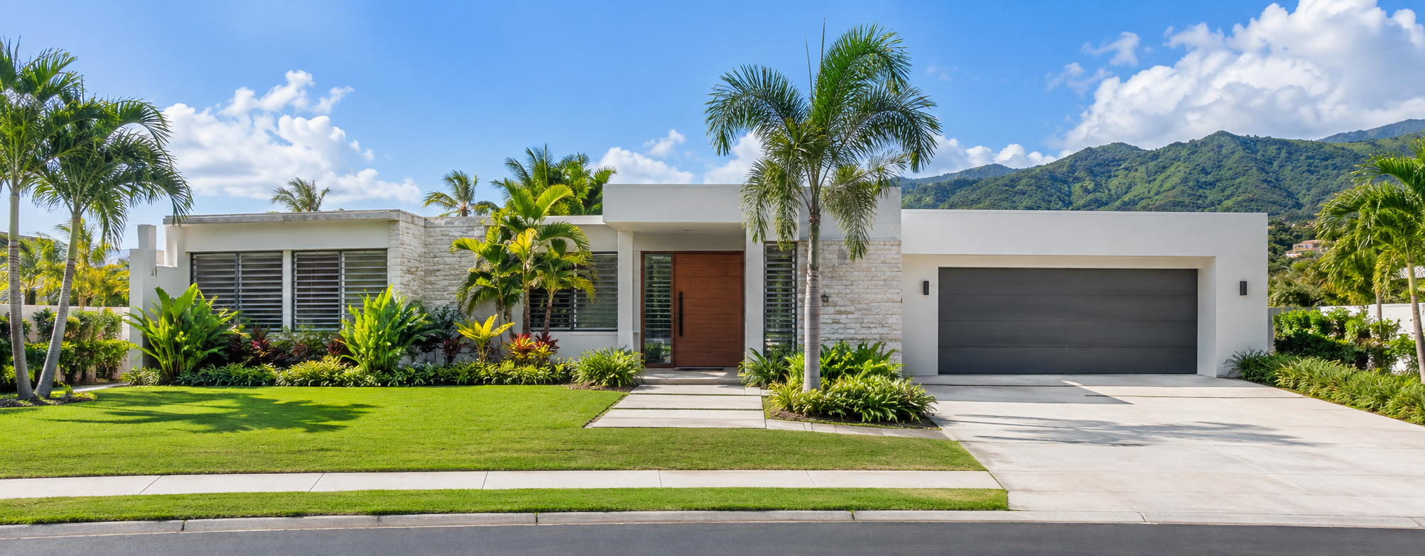 Residencia contemporánea con jardín tropical y vista a las montañas de Puerto Rico